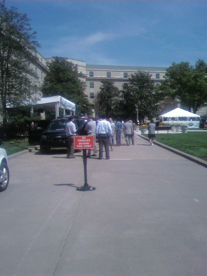 Illustration for article titled DARPA Urban Challenge Cars Invading Pentagon Parking Lot
